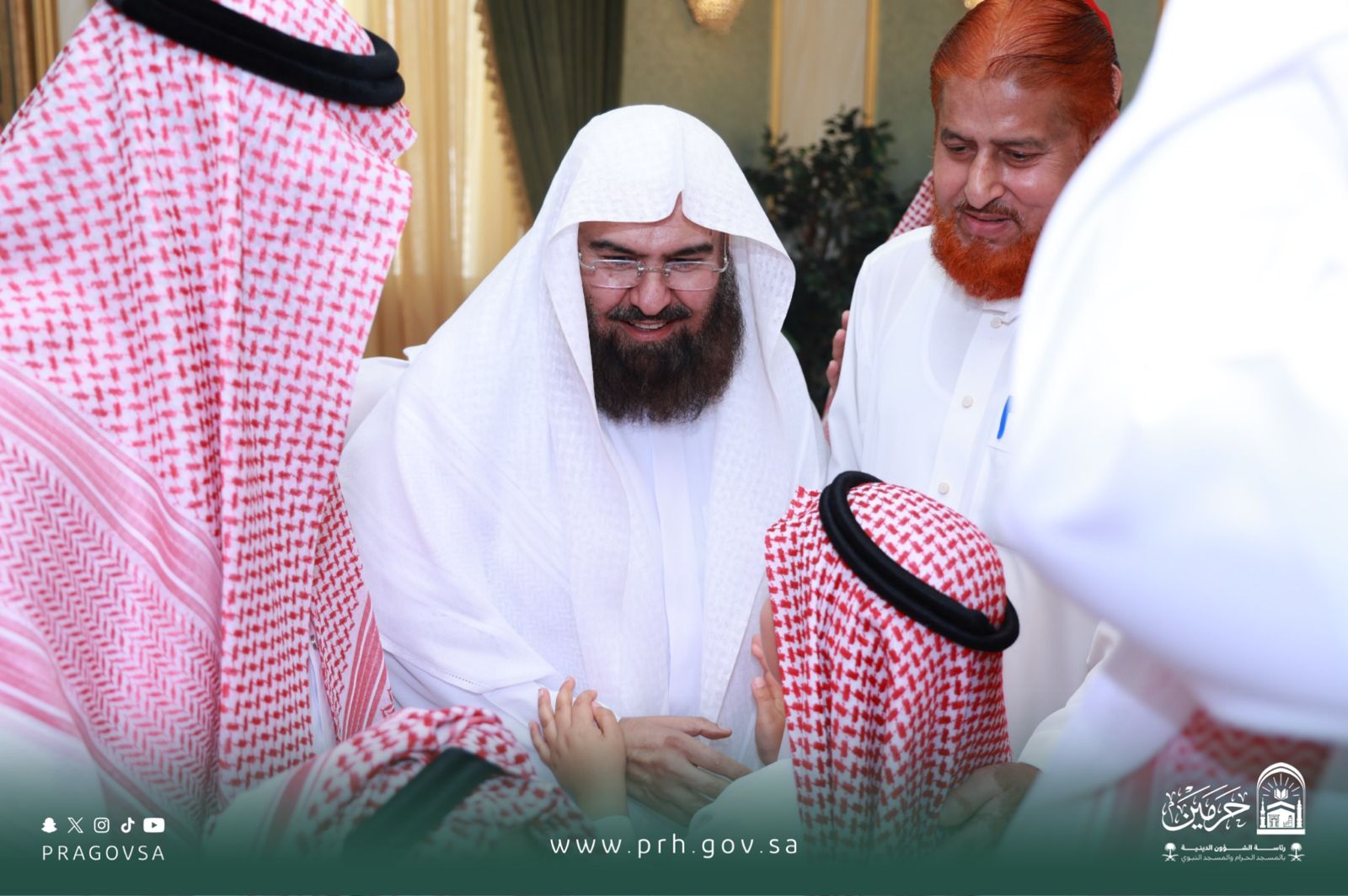 معالي رئيس الشؤون الدينية يستقبل المهنئين بعيد الفطر المبارك بحضور عددٍ من أصحاب المعالي والفضيلة، ويرفع التهنئة للقيادة الرشيدة ويؤكد معاني التآلف ووحدة المسلمين